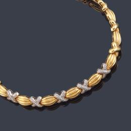 Lote 2294: JOYERÍA PERÉZ FERNANDEZ<br>Collar con eslabones gallonados unidos en la parte central con cinco motivos en forma de aspa enriquecidos con pavé de brillantes de aprox. 2,00 ct en total.