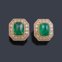 Lote 2299<br>Pendientes cortos con pareja de esmeraldas talla 'Pain de Sucré' de aprox. 25,38 ct con orla de diamantes talla randiant 'Fancy yellow' intercalado con brillantes de aprox. 7,09 ct en total.