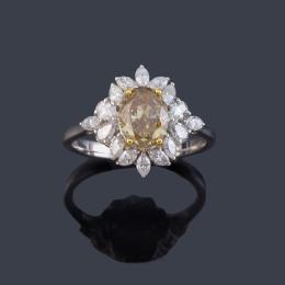 Lote 2307: Anillo con diamantes talla oval 'fancy brownish yellow' de aprox. 1,51 ct con orla de diamantes talla perilla y marquís de aprox. 0,76 ct en total. Certificado IGI.