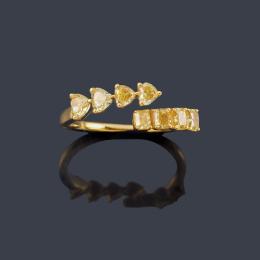 Lote 2308: Anillo con dos brazos contrapeados con diamantes 'Fancy Yellow' talla princesa y corazón de aprox. 1,23 ct en total.