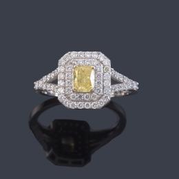 Lote 2309: Anillo con diamante 'fancy vivid yellow' talla cushion de aprox. 0,49 ct con doble orla de brillantes. Reporte HRD.