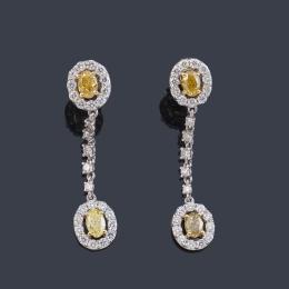 Lote 2312: Pendientes largos con cuatro diamantes talla oval 'fancy brownish yellow' de aprox. 2,03 ct en total y brillantes de aprox. 1,66 ct. Certificado MasterStone, Roma.