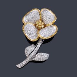 Lote 2313: Delicado broche en forma de flor con brillantes 'fancy yellow' e incoloros de aprox. 10,77 ct en total.