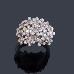 Lote 2314: Anillo con cuajado con motivos florales con brillantes de aprox. 1,60 ct en total.