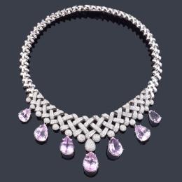 Lote 2316: Collar con siete Kuncitas talla perilla de aprox. 150,00 ct en total y brillantes de aprox. 24,00 ct en total.