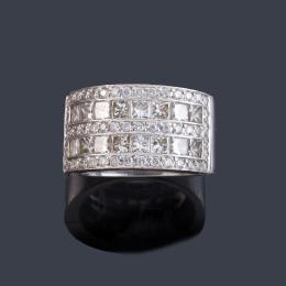 Lote 2318: Anillo ancho de diamantes de aprox. 2,67 ct en total