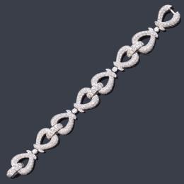 Lote 2319: GAYUBO<br>Pulsera con ocho eslabones aperillados con pavé de brillantes de aprox. 11,25 ct en total.