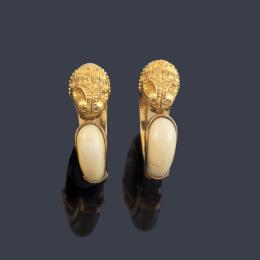 Lote 2321: Pendientes tipo criolla con remate de cabeza de león realizado en oro amarillo de 18K y hueso.