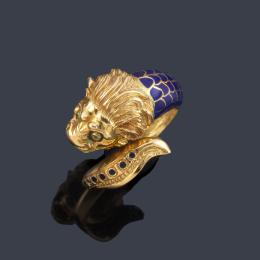 Lote 2324: Anillo con remate de cabeza de león con esmalte azul realizado en montura de oro amarillo de 18K.