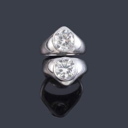 Lote 2327<br>Dos solitarios con pareja de brillantes de aprox. 3,06 ct y 3,10 ct en montura de oro blanco de 18K.