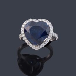 Lote 2330: Anillo con zafiro central talla corazón de aprox. 9,59 ct con orla de brillantes de aprox. 0,86 ct en total. Certificado GIA.