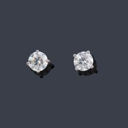 Lote 2332: Dormilonas con pareja de brillantes de aprox. 1,10 ct en total.