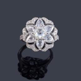 Lote 2335: Anillo con diseño floral con diamantes talla fantasía y brillantes de aprox. 2,49 ct en total.