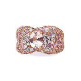 Lote 2341: BRUMANI<br>Anillo de la colección 'Panachè' con morganita central talla oval de aprox. 2,00 ct sobre pavé de brillantes incoloros y brown intercalados con zafiros multicolor.