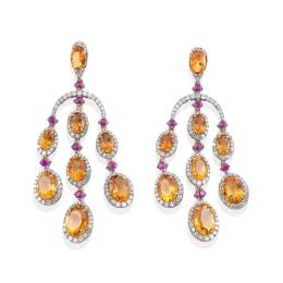 Lote 2342<br>Pendientes largos tipo 'chandelier' con cuarzos citrinos talla oval de aprox. 14,11 ct con rubíes talla redonda de aprox. 1,23 ct y diamantes talla 8/8 de aprox. 2,83 ct en total.