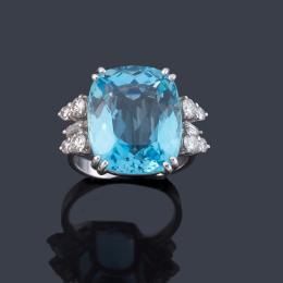 Lote 2344: Anillo con aguamarina talla 'cushion' de aprox. 11,30 ct con enriquecido con diamantes talla brillante y baguette.