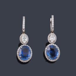 Lote 2345: Pendientes largos con pareja de zafiros talla oval de aprox. 8,28 ct en total, con dos diamantes talla oval de aprox. 1,00 ct y brillantes de aprox. 0,84 ct en total.