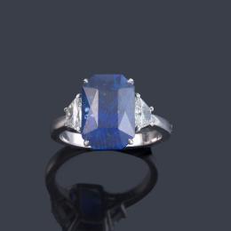 Lote 2347: Anillo con zafiro Ceylán (Sri Lanka) talla octogonal de aprox. 6,12 ct con dos diamantes talla fantasía de aprox. 0,65 ct en total. Certificado Bellerophon GemLab.