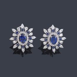 Lote 2351: Pendientes cortos con diseño de estrella con pareja de zafiros talla oval y redonda de aprox. 2,29 ct en total con doble orla de diamantes talla brillante y perilla de aprox. 2,84 ct.