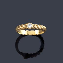 Lote 2357: Anillo con brillante de aprox. 0,10 ct en montura gallonada de oro amarillo de 18K.