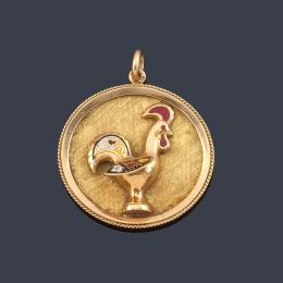 Lote 2361: Colgante circular con el 'Gallo de Barcelos' decorado con esmalte y realizado en oro amarillo de 18K.