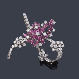 Lote 2364<br>Broche con diseño de lazada con brillantes de aprox. 4,05 ct en total y rubíes talla marquís de aprox. 2,60 ct. Años '60.