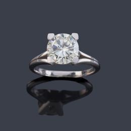 Lote 2367: Solitario con brillante de aprox. 2,25 ct en montura de oro blanco de 18K.