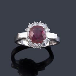 Lote 2369: Anillo con rubí central talla cushion de aprox. 1,76 ct con orla de brillantes y dos diamantes talla baguette de aprox. 0,80 ct en total. Certificado IGE.