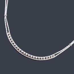 Lote 2374: Collar con banda central de brillantes de aprox. 2,40 ct en total.