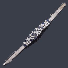 Lote 2378<br>Pulsera con zafiros talla perilla de aprox. 3,92 ct con diamantes talla brillante y baguette de aprox. 6,48 ct en total.