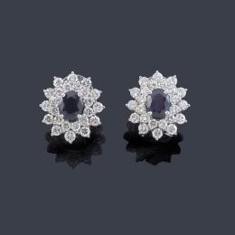 Lote 2381: Pendientes cortos con pareja de zafiros talla oval de aprox. 3,00 ct y doble orla de brillantes de aprox. 4,08 ct en total.