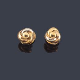 Lote 2384: CARTIER<br>Pendientes cortos de la colección 'Trinity' en oro tricolor de 18K.