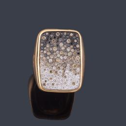 Lote 2386: POMELLATO<br>Anillo de la colección 'SABBIA' con pavé en degradado de brillantes incoloros, 'brown' y negros de aprox. 1,80 ct en total.