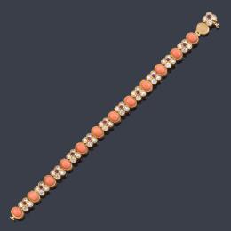 Lote 2388: VAN CLEEF & ARPELS, France<br>Pulsera con motivos florales intercalados con coral talla cabujón realizado en montura de oro amarillo de 18K.