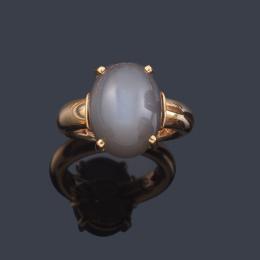 Lote 2390: AMASO<br>Anillo con piedra luna talla cabujón en montura de oro rosa de 18K.