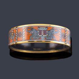 Lote 2393: HERMÈS<br>Pulsera rígida con decoración de elefantes sobre fondo naranja.<br>Chapado en oro amarillo y metal.