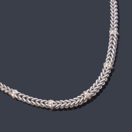 Lote 2395: Collar con diseño trenzado con cinco detalles con brillantes en montura de oro blanco mate de 14K.