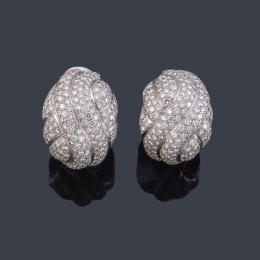 Lote 2398: Pendientes tipo criolla con pavé de brillantes de aprox. 6,00 ct en total.