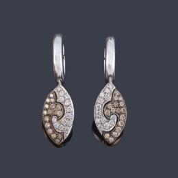 Lote 2399: Pendientes largos con pavé de brillantes incoloros y 'brown' en montura de oro rosa y blanco de 18K.