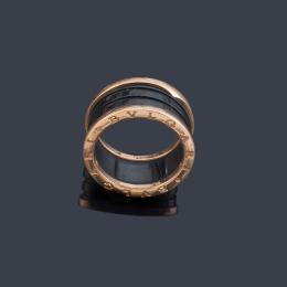 Lote 2403<br>BVLGARI<br>Anillo de la colección 'B.ZER0' realizado en oro rosa de 18K y cerámica.