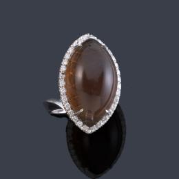 Lote 2405: JOYERIA GIMÉNEZ<br>Anillo con cuarzo ahumado talla cabujón con orla de brillantes de aprox. 0,52 ct en total.