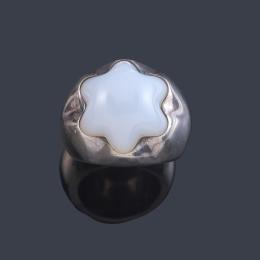 Lote 2407: MONTBLANC<br>Anillo de la colección 'Cabochon' con calcedonia realizado en plata.