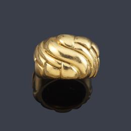 Lote 2411: Anillo bombé con diseño gallonado en montura de oro amarillo de 18K.