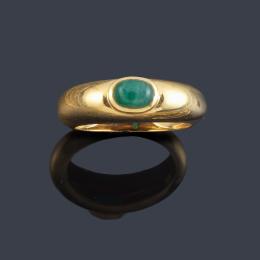 Lote 2412<br>Anillo con esmeralda talla cabujón en montura de oro amarillo de 18K.