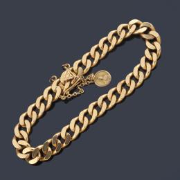 Lote 2415: Pulsera con eslabones barbados en montura de oro amarillo de 18K.