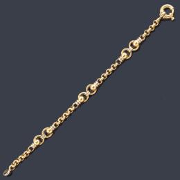 Lote 2416: Pulsera con motivos circulares en montura de oro amarillo de 18K.