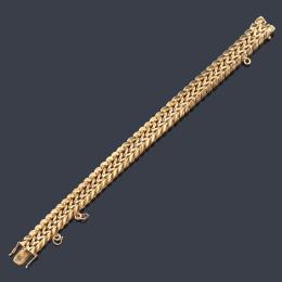 Lote 2423<br>Pulsera con diseño de espiga realizado en oro amarillo de 18K.