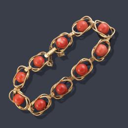 Lote 2426<br>Pulsera con cuentas de coral en montura de oro amarillo de 18K.