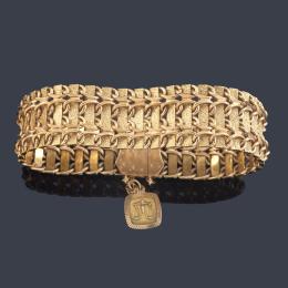 Lote 2427<br>Pulsera ancha con placas en oro mate de oro amarillo de 18K unida por eslabones.