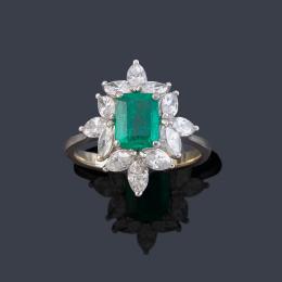 Lote 2428: Anillo con esmeralda Colombiana de aprox. 1,45 ct con orla de diamantes talla marquís de aprox. 1,20 ct en total. Certificado C. Dunaigre Switzarland.